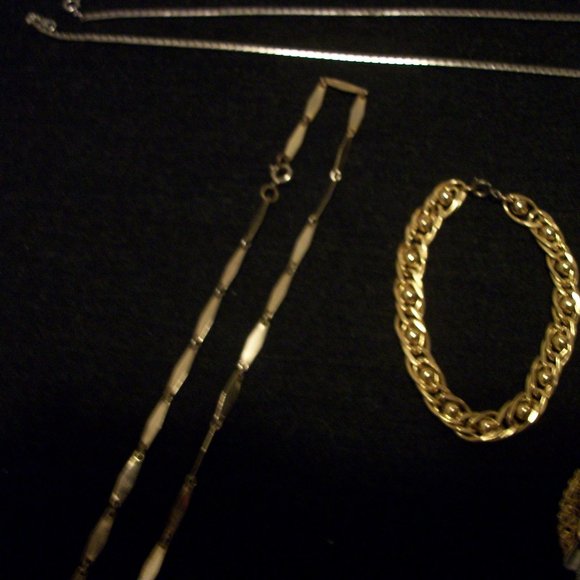 VINTAGE RETRO CHAINS, PINS, ETC JEWELRY BUNDLE 10 - Picture 5 of 5